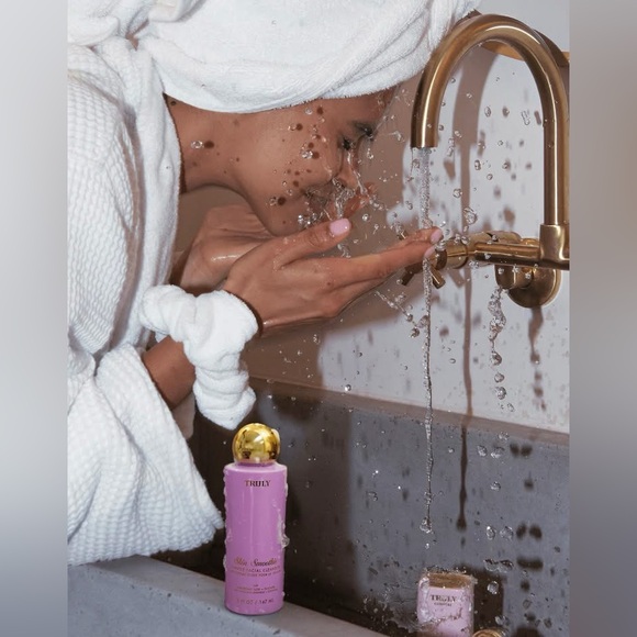 TRULY Skin Smoothie Gentle Facial Cleanser - Picture 7 of 9